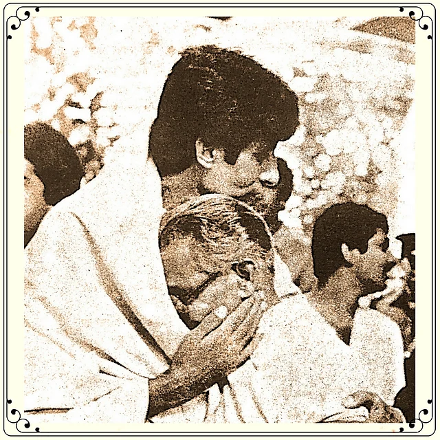 ब्रीच कैंडी अस्पताल से इलाज के बाद लौटे अमिताभ बच्चन पिता हरिवंश राय बच्चन को सांत्वना देते हुए