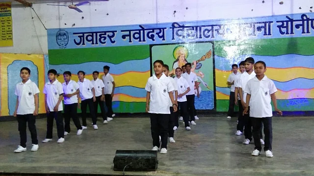 सांस्कृतिक कार्यक्रम में हिस्सा लेते जेएनवी के छात्र