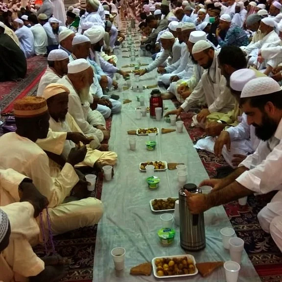 मदीना के मसजिद-ए-हरम मसजिद में इफ्तार के लिए बैठे रोजेदार.