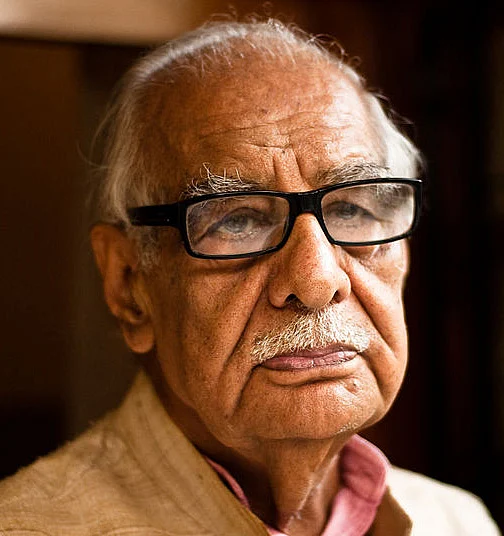 कुलदीप नैयर ने फिलॉसफी में पीएचडी की है
