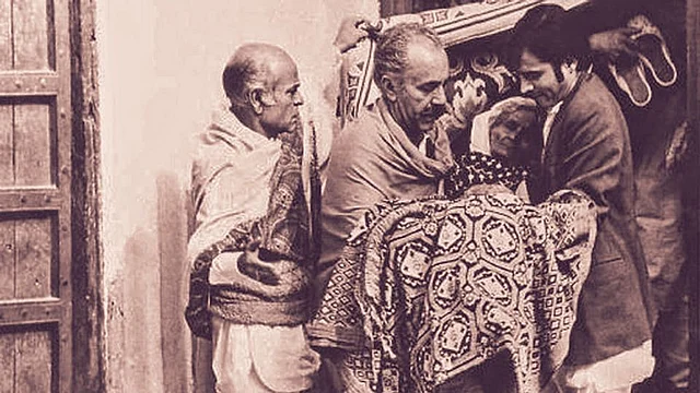फिल्म ‘गर्म हवा’ में बलराज के साथ फारुख शेख