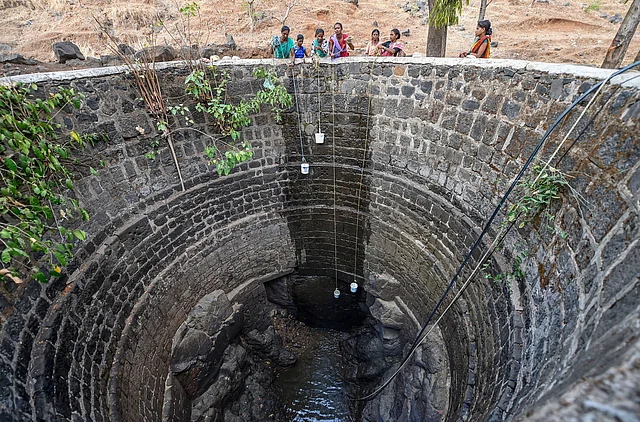 मुंबई के पास कसारा में लोग कुंए से पानी भरते हुए. महाराष्ट्र में 1971 के बाद सबसे बड़ा सूखा पड़ा 