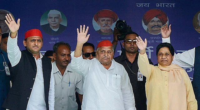 लोकसभा चुनाव प्रचार के दौरान मैनपुरी की रैली में अखिलेश और मुलायम सिंह के साथ मायावती 