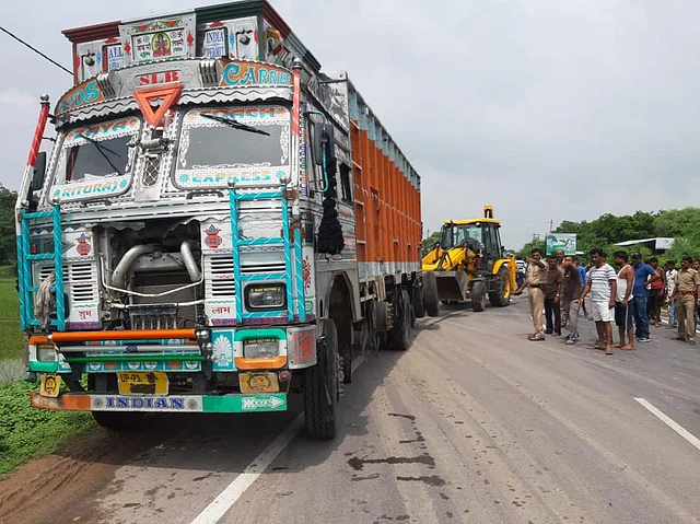 पीड़िता की कार को टक्कर मारने वाले इस ट्रक की नंबर प्लेट पर कालिख पुती है