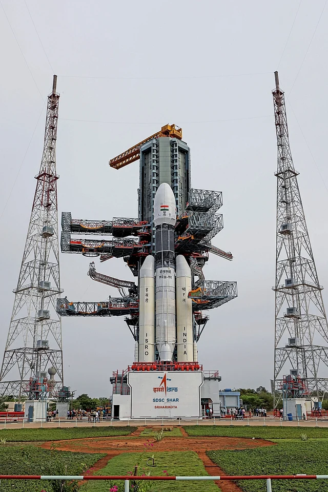 श्रीहरिकोटा स्थित सतीश धवन स्पेस रिसर्ट सेंटर में इसरो का GSLV Mk-III अपने लॉन्च से पहले. GSLV Mk III चंद्रयान 2 मिशन के लिए तैयार किया गया है.