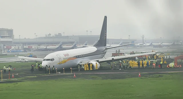 एक स्पाइस जेट विमान भारी बारिश के बीच मुंबई एयरपोर्ट पर उतरते समय रनवे पर फिसला