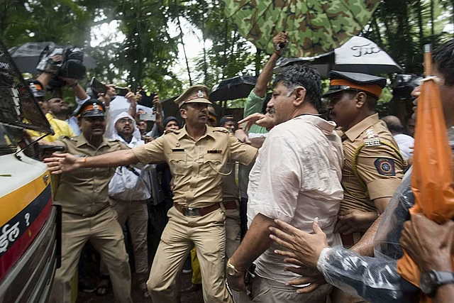 कांग्रेस के नेता डीके शिवकुमार को मुंबई पुलिस गिरफ्तार करती हुई. डीके शिवकुमार मुंबई के उस होटल में जाने का प्रयास कर रहे थे जहां कांग्रेस के बागी विधायक ठहरे हुए हैं.