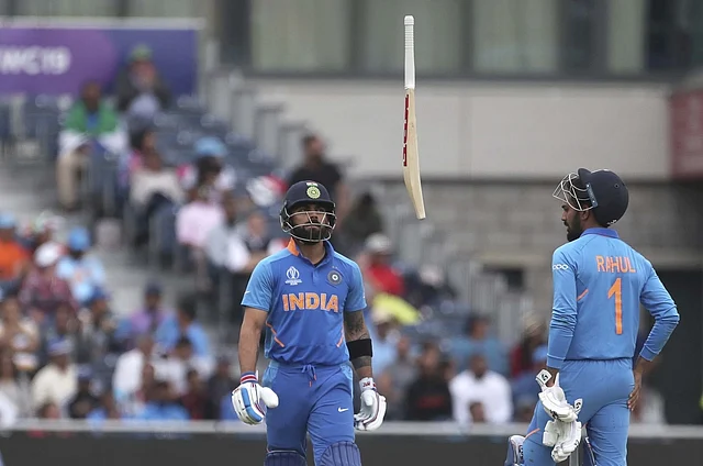 2019 वर्ल्ड कप के पहले सेमी फाइनल में आउट होने के बाद भारत के कप्तान विराट कोहली ने अपना बल्ला हवा में उछाला था.