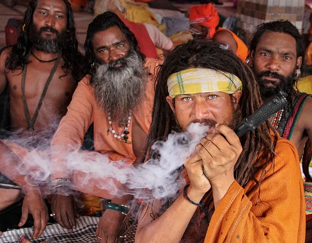 आतंकी बुरहान वानी की तीसरी बरसी के कारण रोके गए अमरनाथ यात्रा के दौरान जम्मू बेस कैंप में चिलम फूंकते साधु