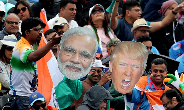 ओल्ड ट्रैफर्ड स्टेडियम में मोदी और डोनाल्ड ट्रंप के कटआउट लेकर आए समर्थक