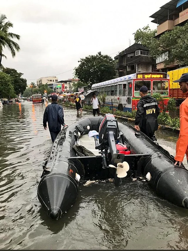 पानी फंसे लोगों की मदद के लिए Indian navy ने भी मोर्चा संभाला