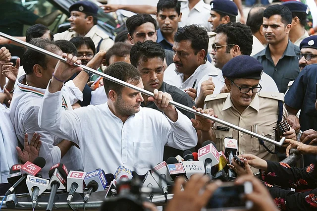 कांग्रेस नेता राहुल गांधी पटना के सिविल कोर्ट में मानहानी केस के सिलसिले में पेश हुए. राहुल के खिलाफ ये केस बीजेपी नेता सुशील कुमार मोदी ने किया है.