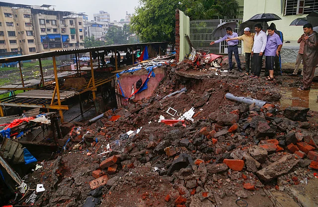 ठाणे के कल्याण में दुर्गाई किले के पास एक स्कूल की दीवार गिरी