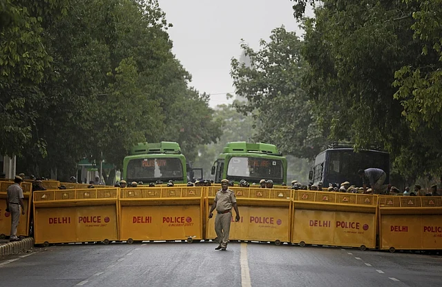 संसद भवन के पास दिल्ली पुलिस के जवान कांग्रेस कार्यकर्ताओं को रोकती हुई. 9 जुलाई को हुए इस प्रदर्शन में कांग्रेस के कार्यकर्ता बीजेपी पर कर्नाटक में उनके विधायकों को खरीदने के आरोप लगा रहे थे.