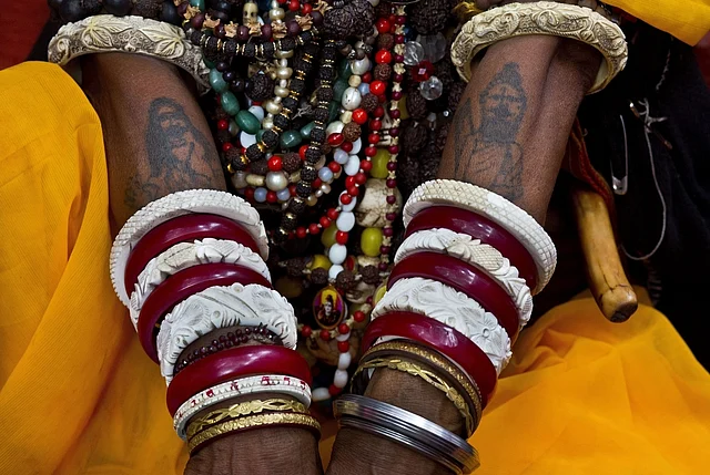 गुवाहाटी के प्रसिद्ध कामाख्या मंदिर में अंबुबाची मेला के दौरान एक साध्वी अपने हाथों पर बने टैटू दिखाती हुई. साध्वी ने अपने हाथों पर भगवान शिव का टैटू बनवा रखा है.