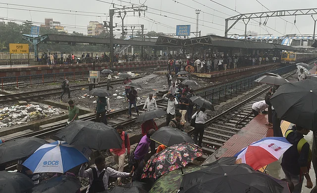 भारी बारिश के कारण कई ट्रेनें रद्द, यात्री परेशान