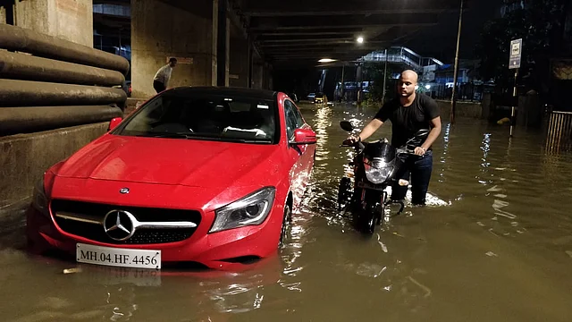 मुंबई में एक अपार्टमेंट के नीचे भरा पानी