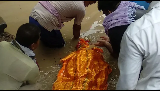 शव यात्री डेड बॉडी को गलियों में रख कर अपनी बारी का इंतजार कर रहे हैं