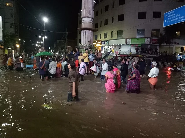 गोदौलिया चौराहे पर जलभराव से आम लोगों को बेहद परेशानी हो रही है. 