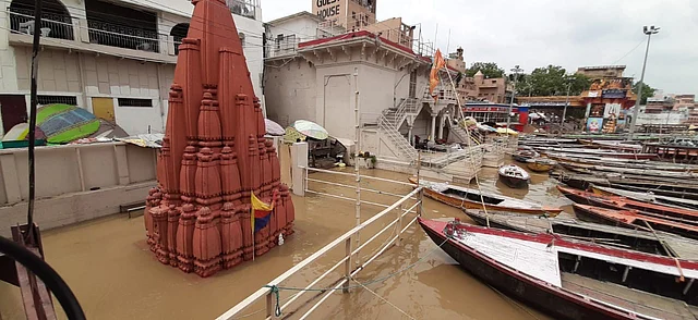 गंगा के बढ़ने से ज्यादातर घाट डूब गये हैं.