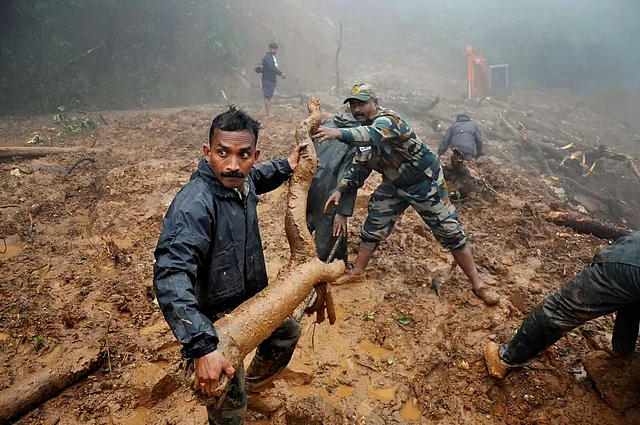 कर्नाटक के चिकमंगलूर में सेना के जवान और फायर ब्रिगेड के लोग मिलकर बाढ़ और इससे प्रभावित इलाके में रेस्क्यू ऑपरेशन में लगे हुए.