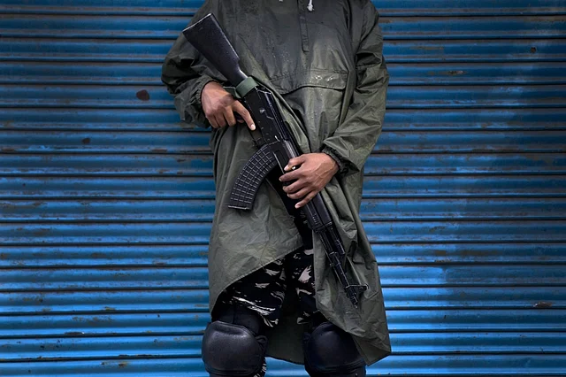 श्रीनगर में पैरामिलिट्री का जवान शांति कायम करने में जुटा है. सरकार ने कश्मीर में जवानों की संख्या को बढ़ाया है और वहां हिंसा न भड़के, इसके लिए पूरी कोशिश की है.