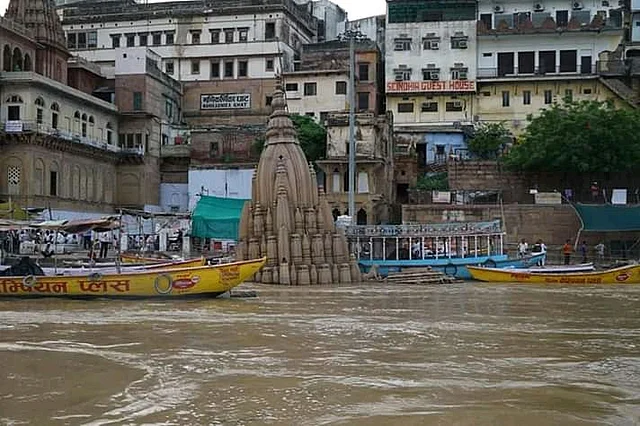 गंगा में खतरे के निशान के करीब पहुंच रहा है जलस्तर