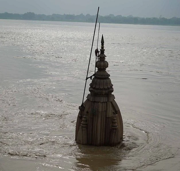पिछले दो दिनों के अंदर गंगा के जलस्तर में तीन मीटर से ज्यादा की बढ़ोतरी दर्ज की गई.