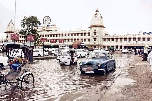 वाराणसी रेलवे स्टेशन के बाहर भरा पानी