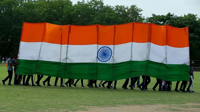 हैदराबाद में स्वतंत्रता दिवस के मौके पर तिरंगे के साथ छात्र