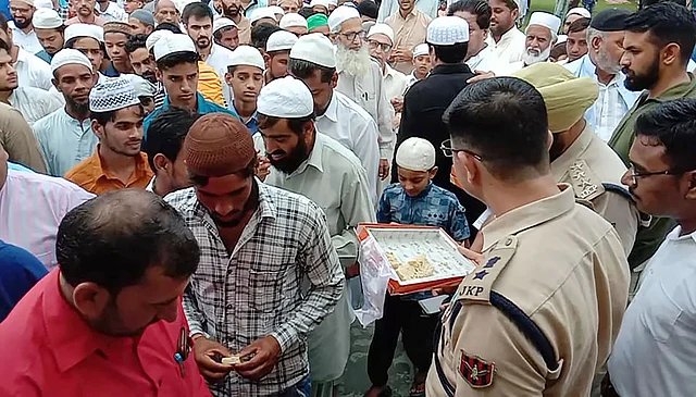 श्रीनगर में मस्जिद के बाहर पुलिस ने बांटी मिठाइयां