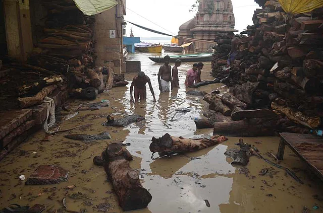 भारी बारिश की वजह से शवों के अंतिम संस्कार में आ रही हैं दिक्कतें