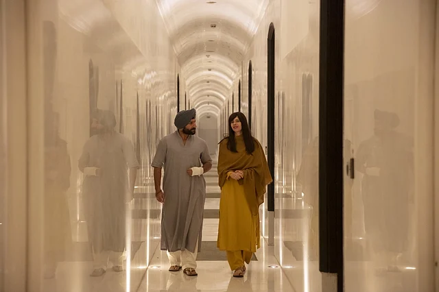 सरताज सिंह(सैफ अली खान) और बात्या एबलमैन(क्लकि केकलां) आश्रम के टूर पर