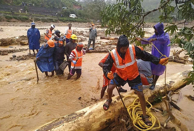 केरल के वायानाड में बाढ़ से प्रभावित लोगों को बचाते हुए NDRF के लोग