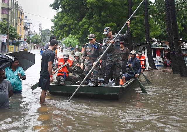 पटना में भारी बारिश के बाद एक एनसीसी कैंप में फंसे कैडेट्स को सेना ने बचाया. 