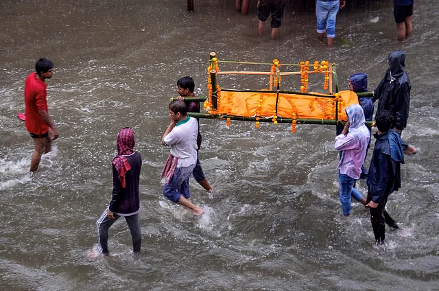 पटना में बारिश के दौरान दाह संस्कार के लिए अर्थी ले जाते परिजन. 