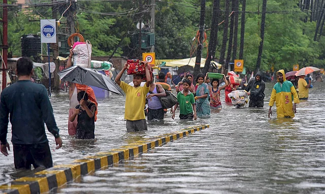 घरों में पानी भर जाने के बाद पटना के राजेंद्र नगर क्षेत्र के निवासी अपने सामान के साथ सुरक्षित स्थान पर जाते हुए. 