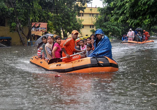 पटना के बहादुरपुर में बाढ़ प्रभावित क्षेत्र में बचाव कार्य में जुटी एसडीआरएफ की टीम 