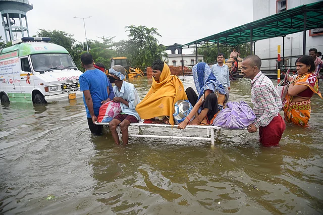 पटना में भारी बारिश के बाद बाढ़ के कारण नालंदा मेडिकल कॉलेज अस्पताल (NMCH) से मरीजों को दूसरे अस्पताल में शिफ्ट किया जा रहा है. 