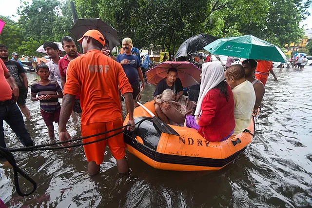 एनडीआरएफ टीम ने पटना के बहादुरपुर के बाढ़ प्रभावित इलाके से एक बुजुर्ग मरीज को बचाया. 