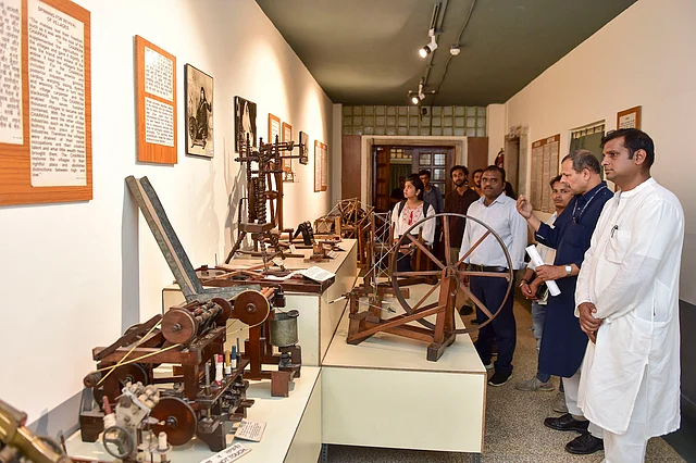 दिल्ली में राष्ट्रीय गांधी संग्रहालय में महात्मा गांधी से जुड़ी चीजों को देखते हुए विजिटर्स. 