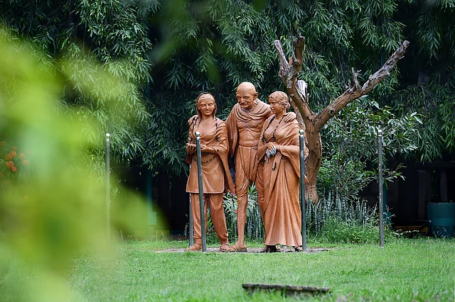 बेंगलुरु के एक पार्क में महात्मा गांधी की मूर्ति लगाई गई है. 