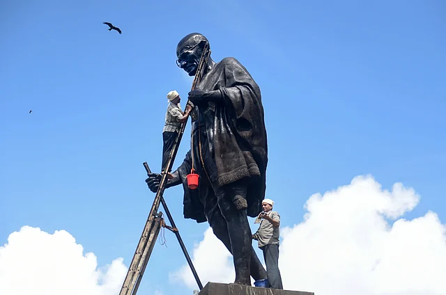 मुंबई में गांधी की 150वीं जयंती की पूर्व संध्या पर मंगलवार को महात्मा गांधी की मूर्ति की सफाई की गई. 