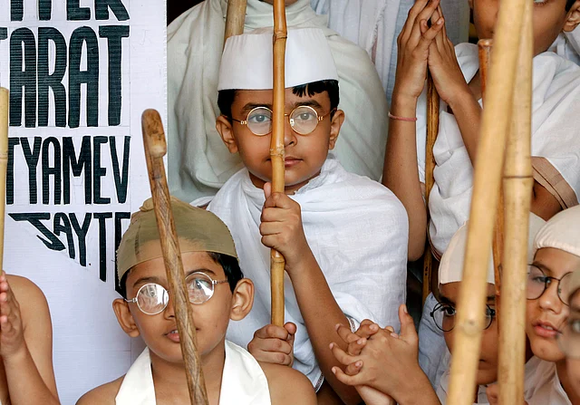 अहमदाबाद के एक स्कूल में मंगलवार को महात्मा गांधी की 150 वीं जयंती मनाने के लिए महात्मा गांधी के रूप में तैयार हुए बच्चों ने एक कार्यक्रम में हिस्सा लिया.