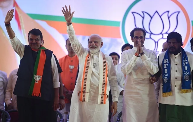 मुंबई में एक रैली में देवेंद्र फडणवीस, पीएम मोदी, उद्धव ठाकरे, रामदास आठवले
