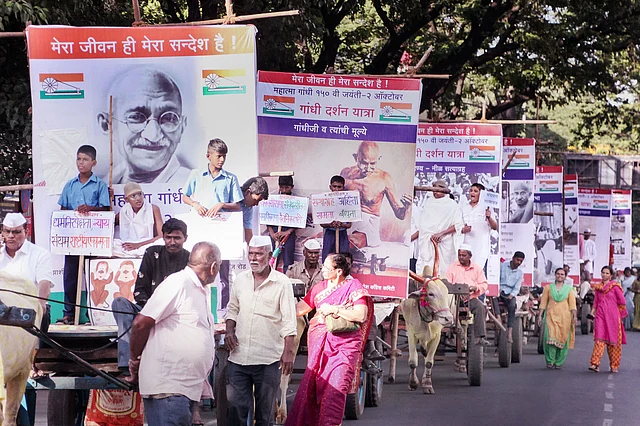 पुणे में मंगलवार को महात्मा गांधी की 150वीं जयंती की पूर्व संध्या पर पुणे कांग्रेस के सदस्यों ने एक रैली निकाली. 