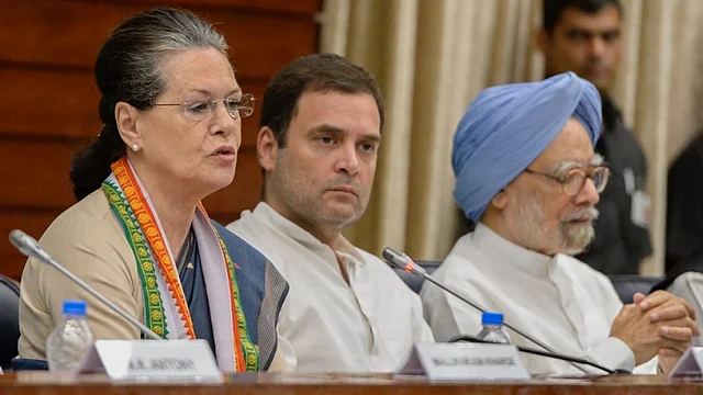 सीडब्ल्यूसी की बैठक में राहुल गांधी, सोनिया गांधी और मनमोहन सिंह