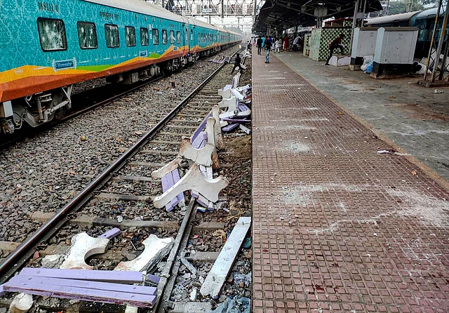 बंगाल के हावड़ा में एक स्टेशन पर तोड़फोड़ 