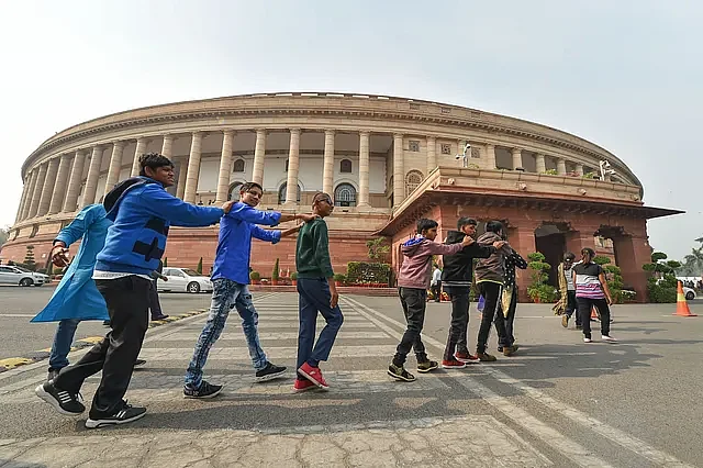 नई दिल्ली में चल रहे शीतकालीन सत्र के दौरान संसद भवन का दौरा करते छात्र