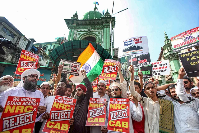 मुंबई में शुक्रवार को NRC और CAA के विरोध में मुस्लिम समुदाय के प्रदर्शनकारियों ने तख्तियां लेकर प्रदर्शन किया. 